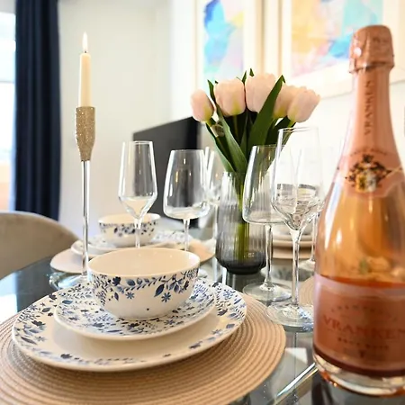 Apartment Luxury 4 Bed House With Gated Parking In The Heart Of Birmingham! Birmingham