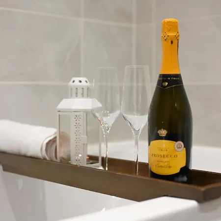 Luxury 4 Bed House With Gated Parking In The Heart Of Birmingham! Birmingham