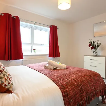 Luxury 4 Bed House With Gated Parking In The Heart Of Birmingham! Apartment *